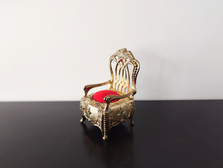 Vintage miniatyyri kuninkaantuoli / kultatuoli neulatyyny