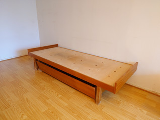 Teak levitettävä laveri ja vuodevaatelaatikko