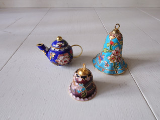 Cloisonne soittokello 2 kpl ja miniatyyri pannu 1970-luku