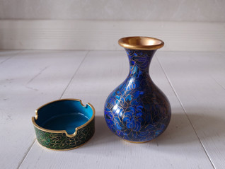 Cloisonne sininen pieni maljakko ja tuhka-astia 1970-luku
