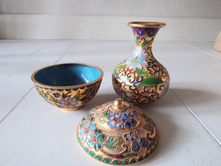 Cloisonne kulta pieni maljakko ja kannellinen purkki 1970-luku