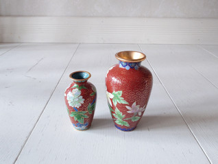 Cloisonne punainen pieni maljakko 2 kpl 1970-luku