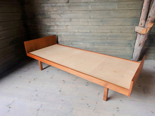 Teak laverisänky