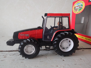Britains pienoismalli Valtra Valmet 8750 traktori