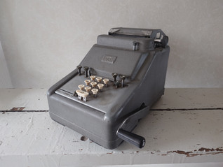 Totalia laskukone 1950-luku