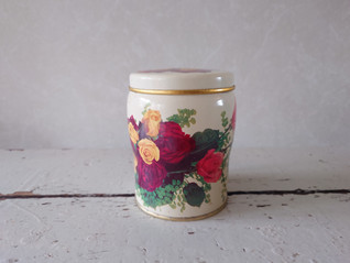 Vilen ruusu peltipurkki