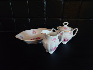 Ruusu kermakko, sokerikko ja vati