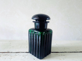 Vintage vihreä lasipullo korkilla