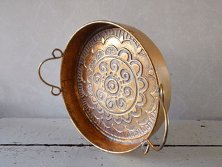 Rustiikkinen kullanhohtoinen tarjotin