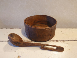 Vanha pyöreä vakka ja puukauha 1800-luku