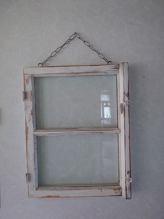 Vanha ikkuna ripustusketjulla