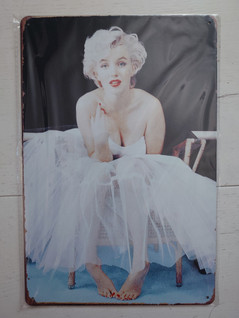 Peltikyltti Marilyn tyllihameessa #1