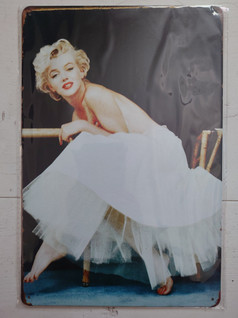 Peltikyltti Marilyn tyllihameessa #2