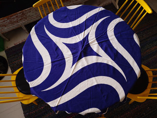 Pyöreä pöytäliina tummansininen ja valkoinen kierre