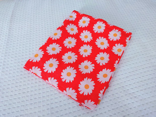 Punainen kukkakangas päivänkakkara