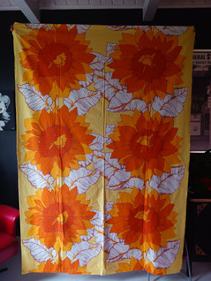 Oranssi - keltainen retro kukkakangas