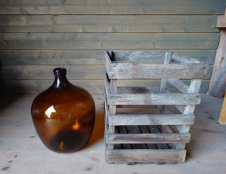 Ruskea AIV-pullo ja puukori