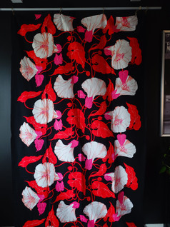 Puna-valkoinen vintage kukkakangas