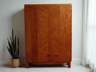 Vanha suuri vaatekaappi loimukoivua