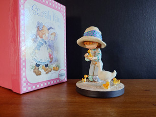 Sarah Kay tyttö ja ankat figuuri laarikossa