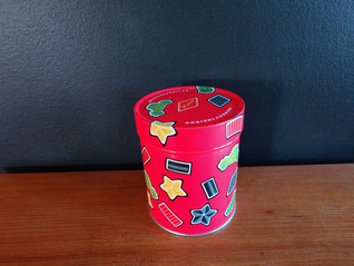 Halva makeissekoitus punainen peltipurkki