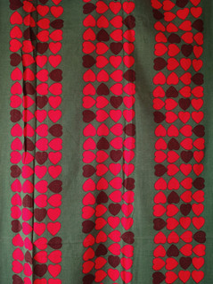 Jouluinen pöytäliina vihreä ja punaiset sydämet