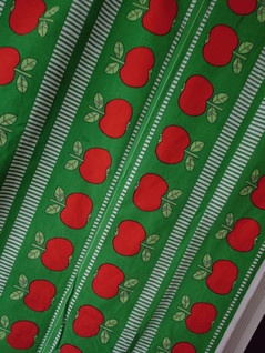 Omenakuvioinen vihreä kangas 