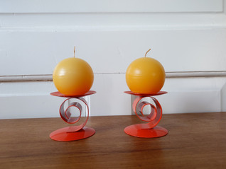 Oranssi metallinen kynttilänjalka ja keltainen pallokynttilä 2 kpl 