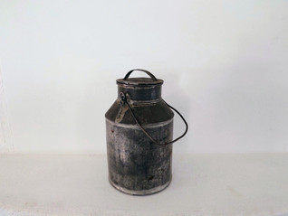 Vanha metallinen hinkki / maitokannu 1,5 litraa