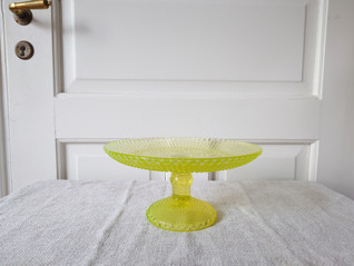 Riihimäki Grapponia keltainen jalallinen tarjoilulautanen