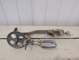 Vanha pöytään kiinnitettävä käsikäyttöinen vatkain