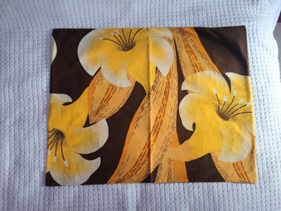 Retro ruskea-keltainen tyynyliina 1970-luku