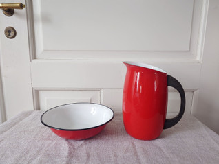 Finel punainen emalikannu ja pieni emalivati