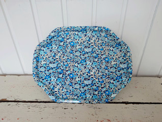 Sininen kukkakuvioinen tarjotin vintage