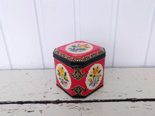 Punainen vintage teepurkki