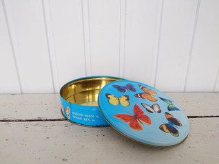 Hangon Keksi vintage sininen perhospurkki / peltirasia