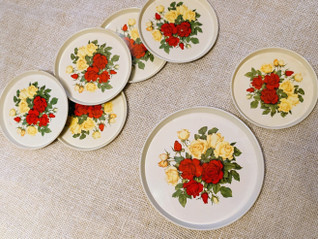 Vintage valkoinen lasinalunen 6 kpl + pieni lautanen puna-keltaiset ruusut 