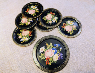 Vintage musta lasinalunen 6 kpl + pieni lautanen kukkakimppu