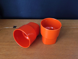 Retro oranssi muovimuki Orthex 2 kpl