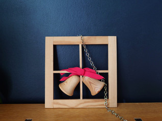 Aarikka puinen ikkunakoriste kellot