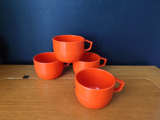 Retro oranssi muovimuki Denmark 4 kpl 