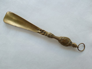 Messinkinen vanha kenkälusikka 