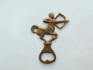 Messinkinen pullonavaaja jousimies