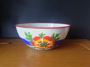 Emalikulho kukat ja sininen raita