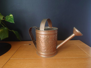 Vanha kuparinen kastelukannu