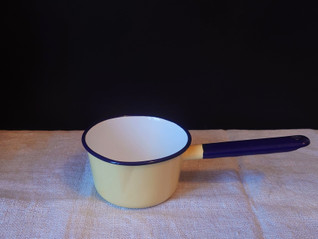 Pieni vaalea emalikasari