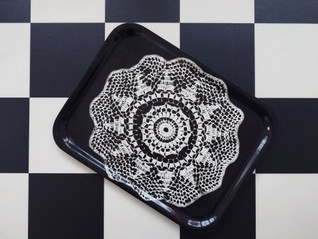 Musta pitsikuvioinen puutarjotin