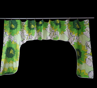 Vihreä kukkakuvioinen kappaverho 1970-luku