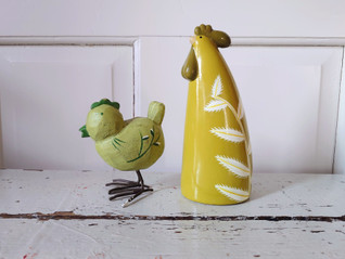 Pentik vihreä pääasiäistipu ja keraaminen kukko