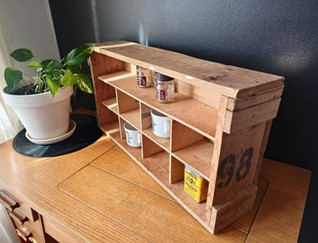 Vanha puinen lokerikko / seinähylly